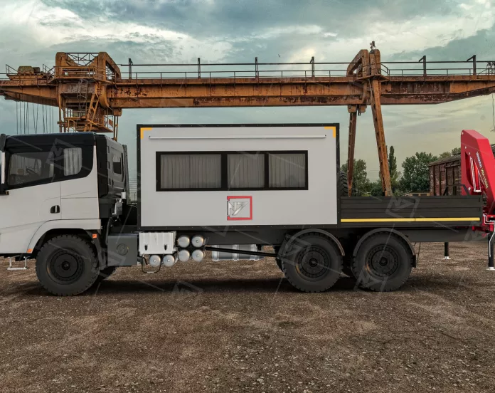 2.5 Вахтовый автобус Shacman 16 мест с бортовой платформой и КМУ