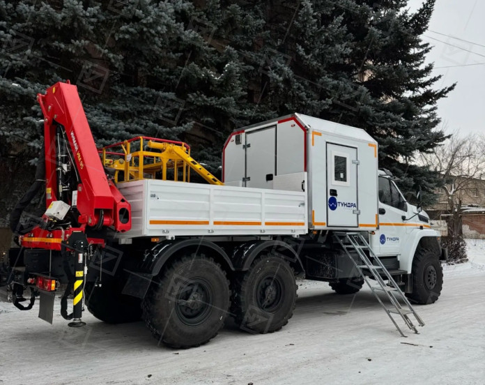 Грузопассажирский автомобиль ГПА Урал Next (4+2 места, с бортовой платформой и КМУ ИМ-95)