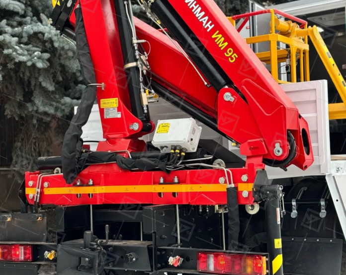 Грузопассажирский автомобиль ГПА Урал Next (4+2 места, с бортовой платформой и КМУ ИМ-95)