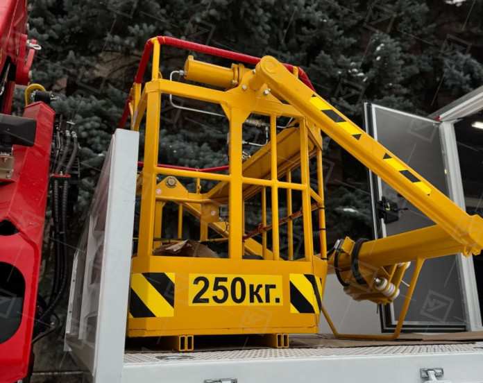 Грузопассажирский автомобиль ГПА Урал Next (4+2 места, с бортовой платформой и КМУ ИМ-95)