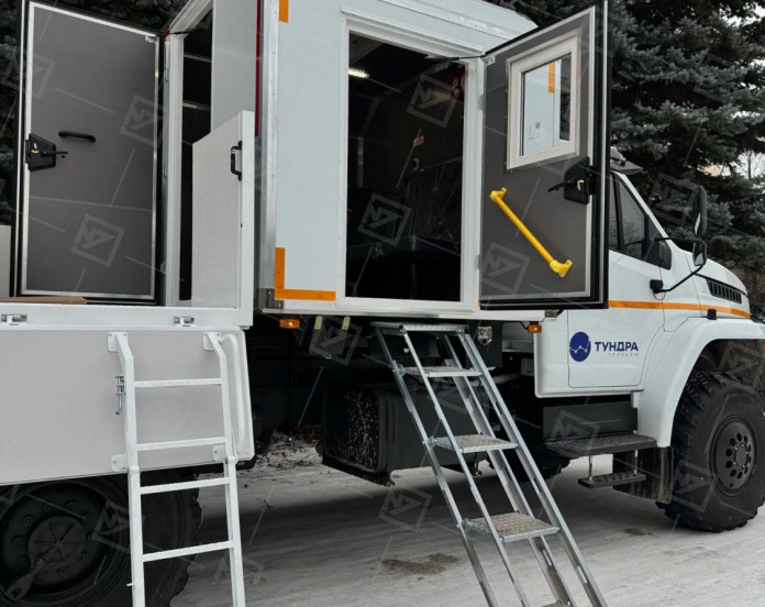 Грузопассажирский автомобиль ГПА Урал Next (4+2 места, с бортовой платформой и КМУ ИМ-95)