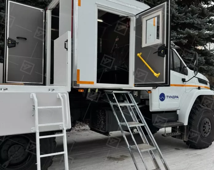 Грузопассажирский автомобиль ГПА Урал Next (4+2 места, с бортовой платформой и КМУ ИМ-95)