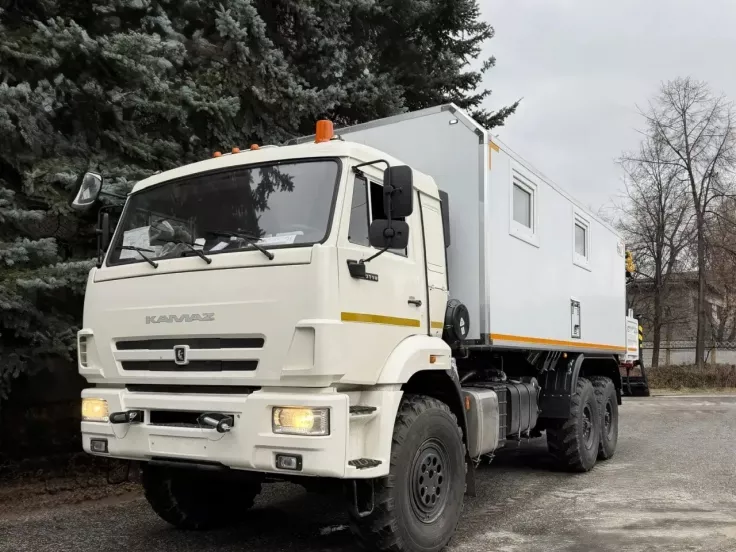 Передвижная маслостанция Камаз 43118 (6+2 места, с бортовой платформой)